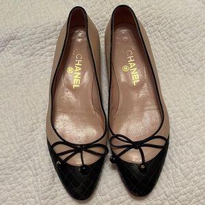 Authentic CHANEL Beige ballet flats w/Black toe